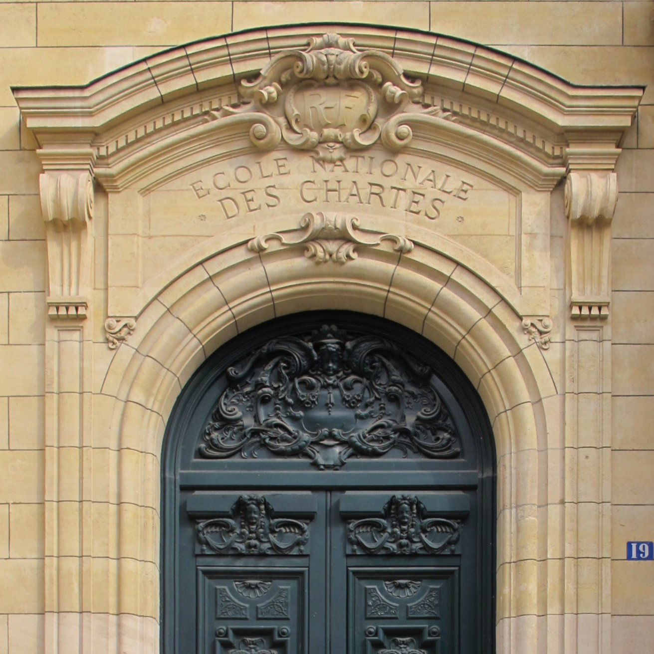 Entrée de l'établissement, 19 rue de la Sorbonne Paris Ve